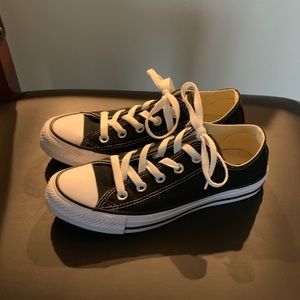 Black Converse size 6. Only worn once!